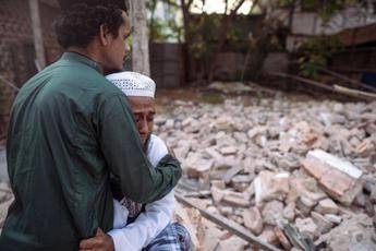 Terremoto Myanmar, “almeno 2.028 morti”: donna estratta viva da macerie dopo 60 ore