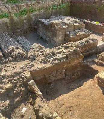 un epitaffio per un gladiatore scoperto nella necropoli di liternum 2