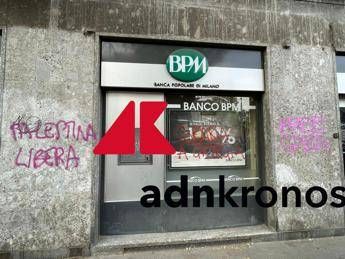 Corteo Pro Palestina a Milano, scontri tra manifestanti e polizia. Scritta choc ‘Spara a Giorgia’ su banca