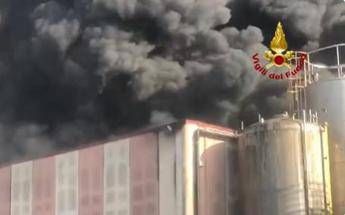 Incendio in industria chimica di Caivano, rischio diossina: scuole chiuse in diversi comuni