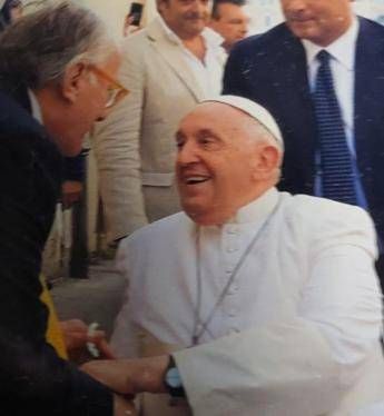 L’ottico di via del Babuino che ricevette la visita di Francesco: “E’ come perdere un secondo padre”