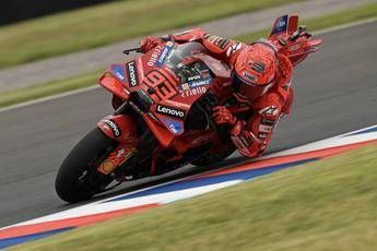 MotoGp, ancora pole Marquez in Qatar. Caduta per Bagnaia