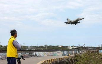 Taiwan, Cina conduce esercitazioni a fuoco vivo: simulati attacchi a porti e infrastrutture