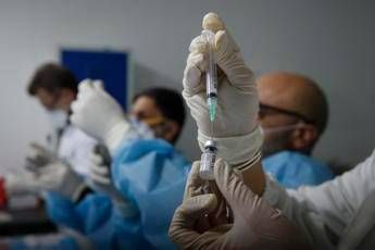 Covid, Bassetti: “In campana con la nuova variante, in Asia aumento di casi”