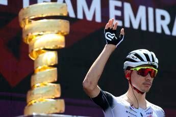 Giro d’Italia, Ayuso si ritira dopo la puntura di un calabrone