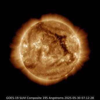 La Terra colpita da una forte tempesta solare: possibili effetti su satelliti e comunicazioni