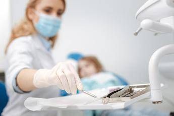 Parodontite, da staminali e gel bio ricrescita osso e gengive: così si tagliano i tempi per gli impianti dentali
