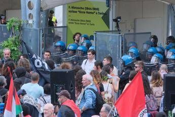 Pro Pal tentano di entrare al Salone del Libro di Torino, tensioni con polizia