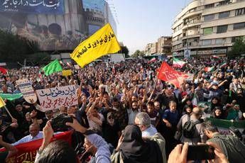 Attacco Usa, la piazza a Teheran grida “vendetta”. Iran vuole chiudere lo Stretto di Hormuz