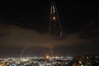 Buio, missili, paura e confusione: la strategia notturna dell’Iran contro Israele