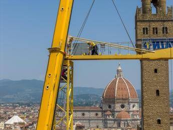 Firenze saluta la maxi gru degli Uffizi