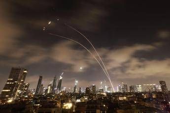 Iran attacca Israele con missili ipersonici. Khamenei: “La battaglia ha inizio”