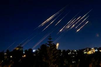 Israele, raffica di missili dall’Iran. Idf attacca obiettivi militari a Teheran