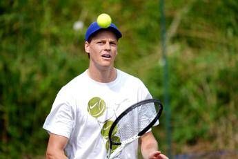 Sinner a Wimbledon, incognita erba e rischio infortuni: cosa dice l’esperto