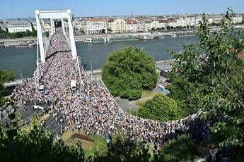 Ungheria, decine di migliaia di persone al Pride di Budapest sfidano il divieto di Orban