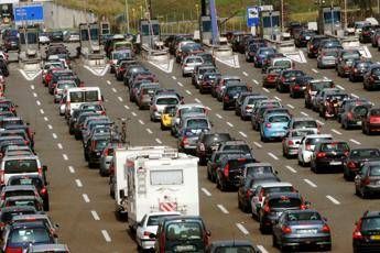 Primo weekend di esodo da bollino rosso, agosto in nero: ecco tutte le strade a rischio traffico