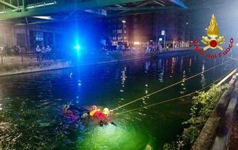 Tragedia a Corsico, finisce dentro al naviglio in auto: morto 24enne