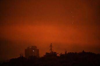Ucraina, pesante attacco russo con missili e droni: incendi infiammano Kiev