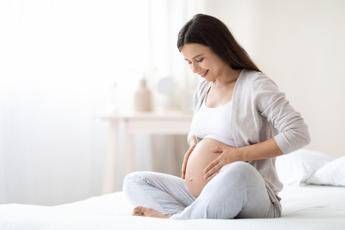 Utero in affitto, “non poter diventare madri è una malattia”: appello alla premier Meloni