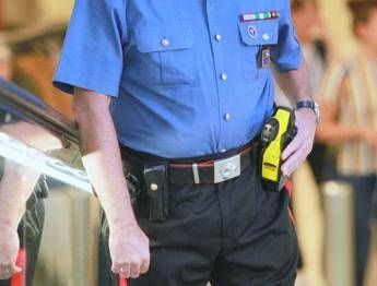 Colpito dal taser 35enne muore in ambulanza a Napoli, aperta un’inchiesta