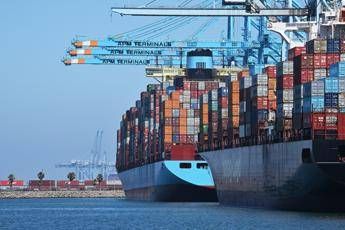 Dazi Usa, fonti Ue: “Molto presto tariffe al 15% su export auto e farmaci”