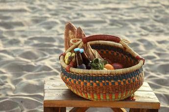 Estate e rischi pranzi in spiaggia, i consigli ‘salva vacanza’