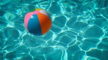 Ragusa, bimbo di due anni annega in piscina gonfiabile