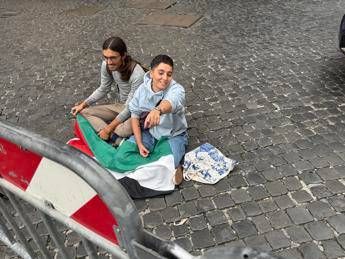 Attivisti Ultima generazione a Montecitorio per Gaza: irrompono nella piazza, bloccati
