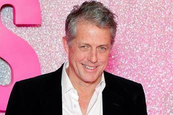Auguri Hugh Grant, l’icona della commedia romantica compie 65 anni