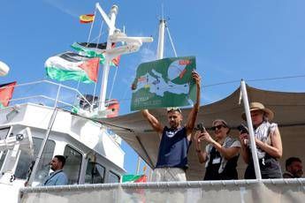 Flotilla, attivisti: “Ancora 40 italiani a bordo, la missione continua”. Tajani: “Avvertiti dei rischi”