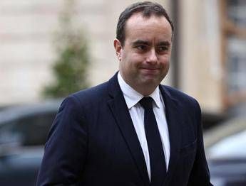 Francia, Lecornu denunciato per falso: “Non ha il Master come dice”. E lui replica: “Tutte bugie”