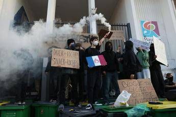 Francia, proteste e cortei contro tagli al bilancio: 99 persone fermate