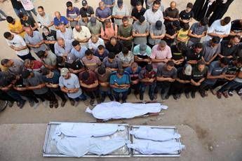 Gaza, nuovi raid: “19 morti”. Hamas diffonde video con due ostaggi