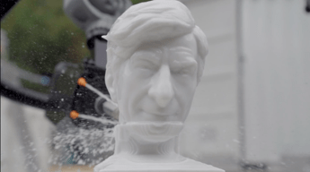 Il volto di Maurizio Cattelan scolpito da un robot ‘ritira’ premio