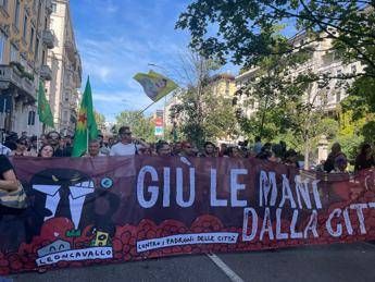 Leoncavallo, in 20mila al corteo: uova e petardi contro la prefettura, blitz al monumento ai caduti