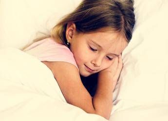 Melatonina e bambini, ecco dose e orario ideali per il sonno