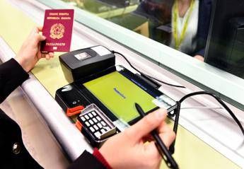 Poste Italiane, tagliato il traguardo dei 100.000 passaporti erogati
