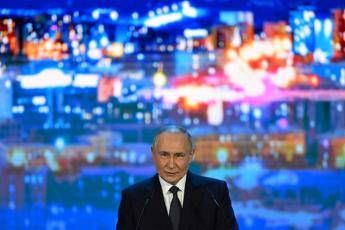 Ucraina, Ue adotta nuove sanzioni su Russia. 007 Gb: “Pace? Putin ci prende in giro”