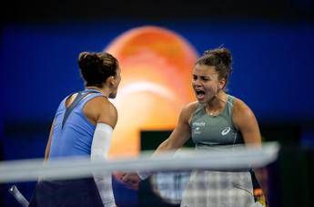 Errani ‘allenatrice’ di Paolini a Wuhan: “Dalle fastidio, ma varia il servizio”