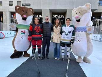 Milano, le Olimpiadi arrivano in anticipo: a due passi dal Duomo si gioca… a hockey