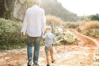 Oggi è la festa dei nonni, perché sono fondamentali per famiglia e società