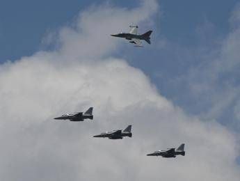 Polonia, media: decollati sei F-16 per intercettare due droni Shahed