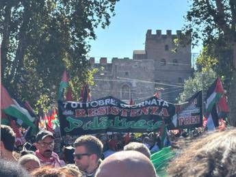 Roma, al corteo per Gaza striscione ‘7 ottobre giornata Resistenza palestinese’