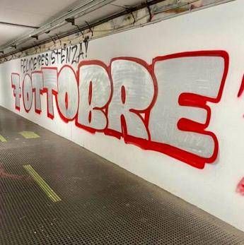 Roma, alla stazione Nomentana appare scritta pro-Hamas: “7 ottobre – felice resistenza”
