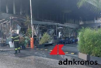 Roma, incendio nella notte a Casal Palocco: in fiamme il Fred 246