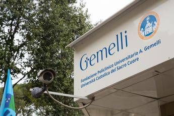 Scontro tra auto e bici alle 2 del mattino, morto un 17enne a Roma