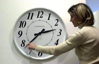 Stanotte torna l’ora solare e si dorme un’ora in più