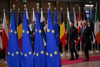 Ucraina, Ue approva nuove sanzioni contro la Russia. Zelensky: “Più pressione per cessate il fuoco”