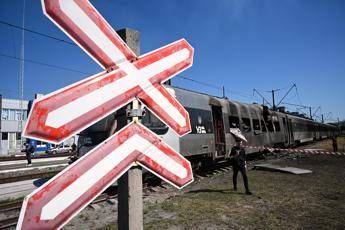 Ucraina, Zelensky: “Attacco con drone russo su una stazione, almeno 30 feriti”
