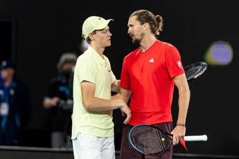 Zverev ‘segue’ Federer e attacca: “I tornei favoriscono Sinner e Alcaraz con le superfici”. La risposta di Jannik